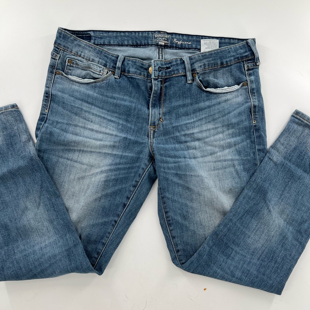 Women’s signature Levi boyfriend Jeans size 13 washed blue denim